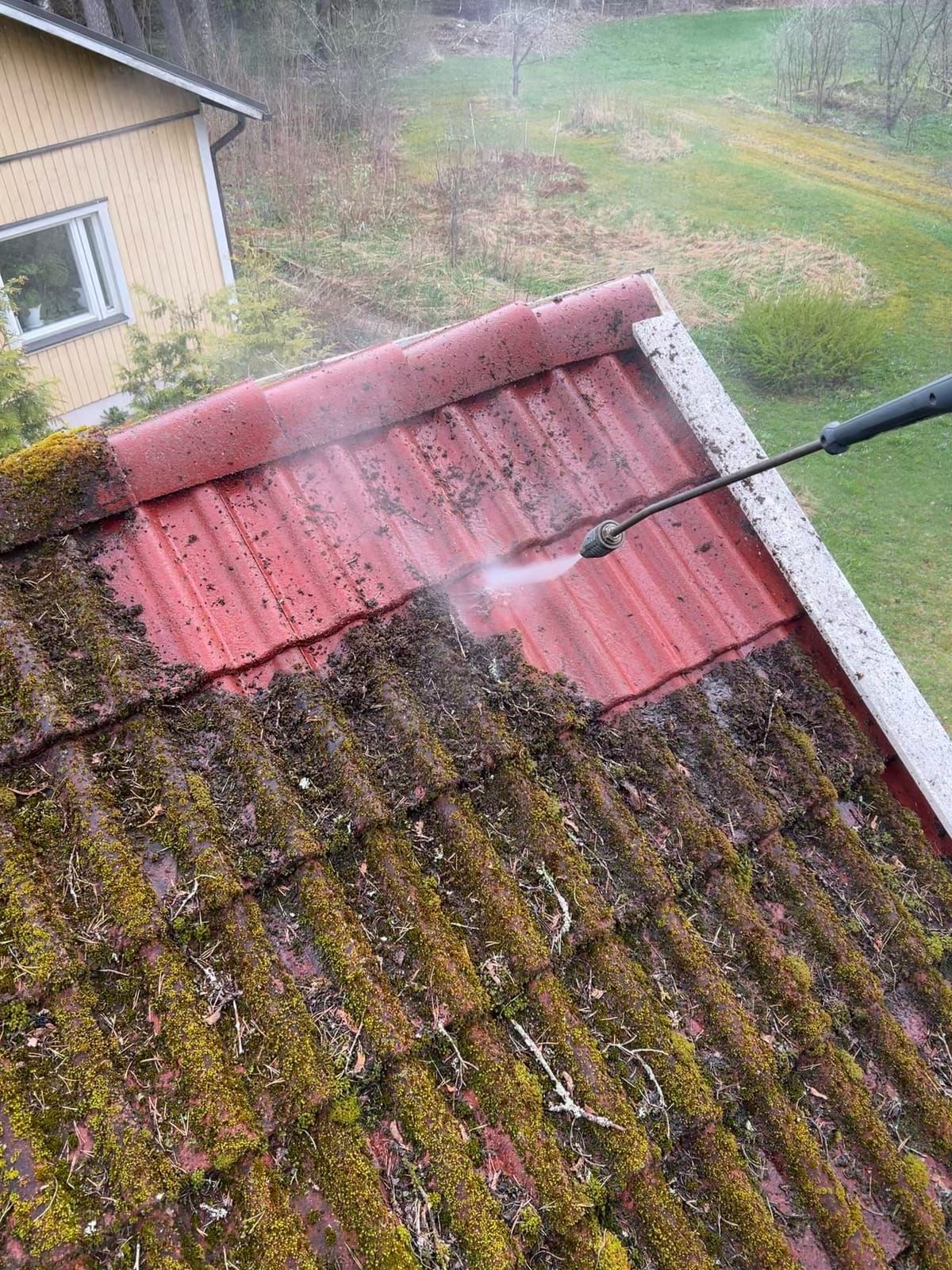 Sammaloitunutta tiilikattoa painepestään