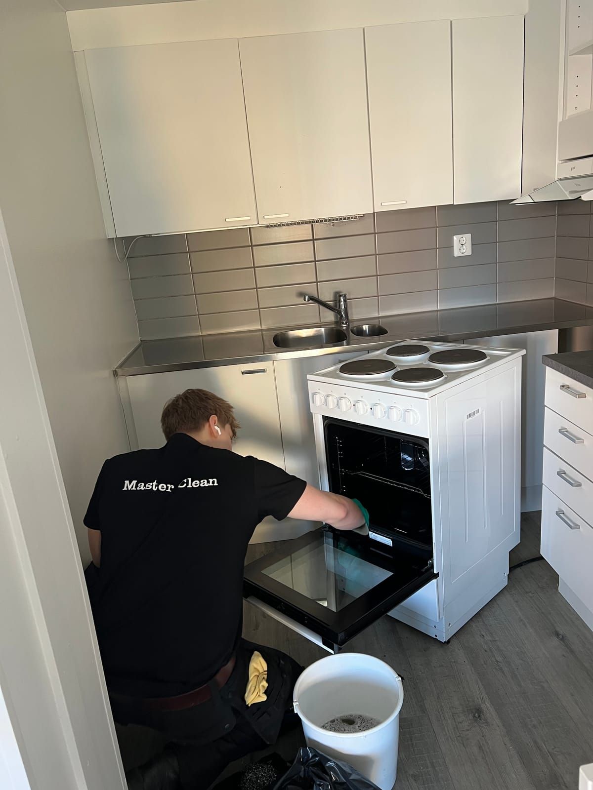 Keittiön ja uunin pesu muuttosiivouksessa